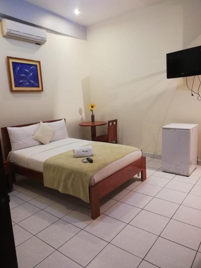 Hostal Huayruro Iquitos Exteriör bild