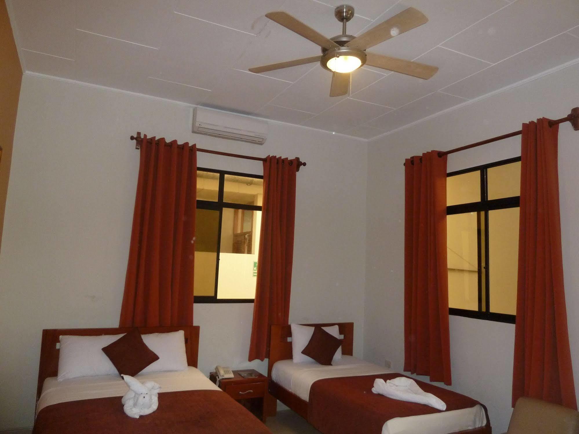 Hostal Huayruro Iquitos Exteriör bild
