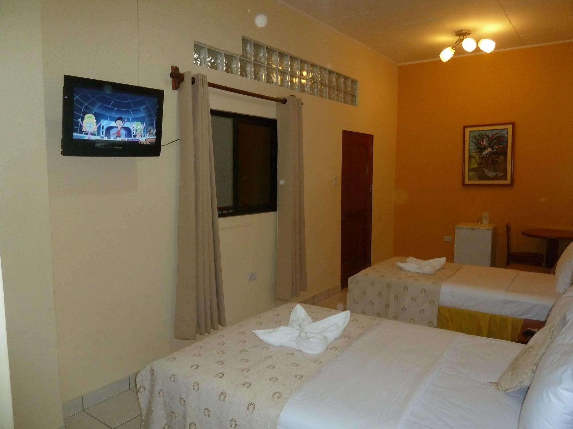 Hostal Huayruro Iquitos Exteriör bild