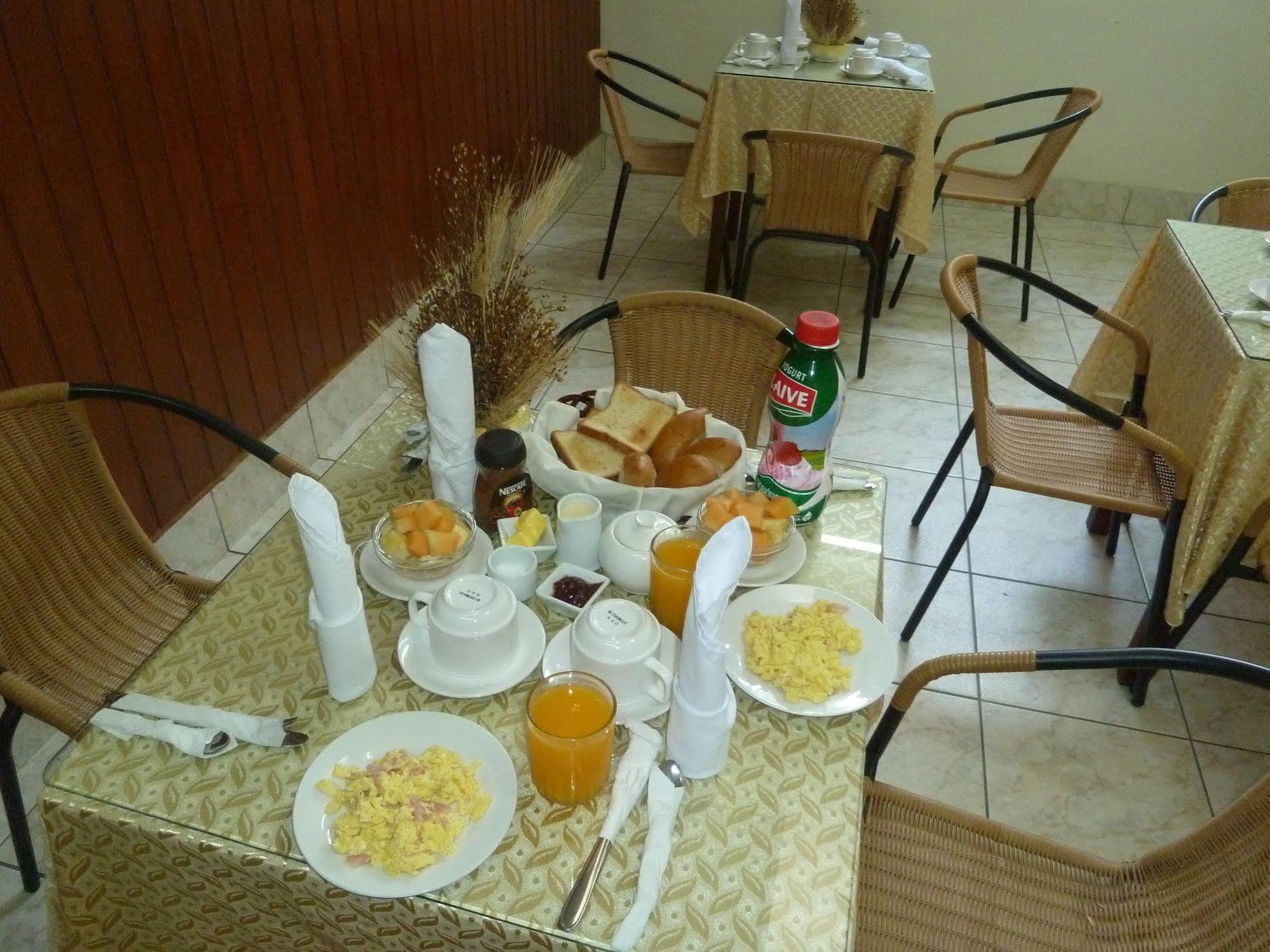 Hostal Huayruro Iquitos Exteriör bild