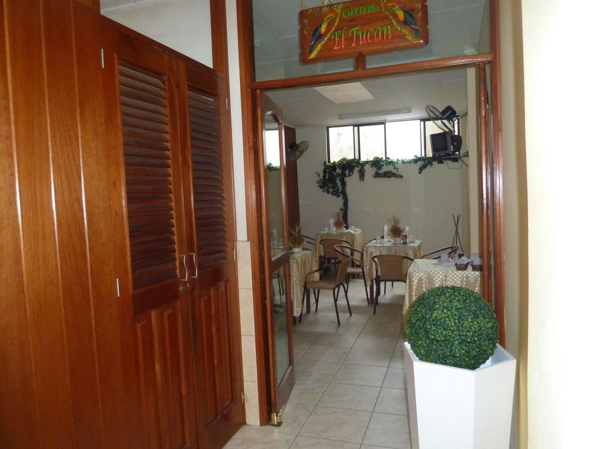 Hostal Huayruro Iquitos Exteriör bild